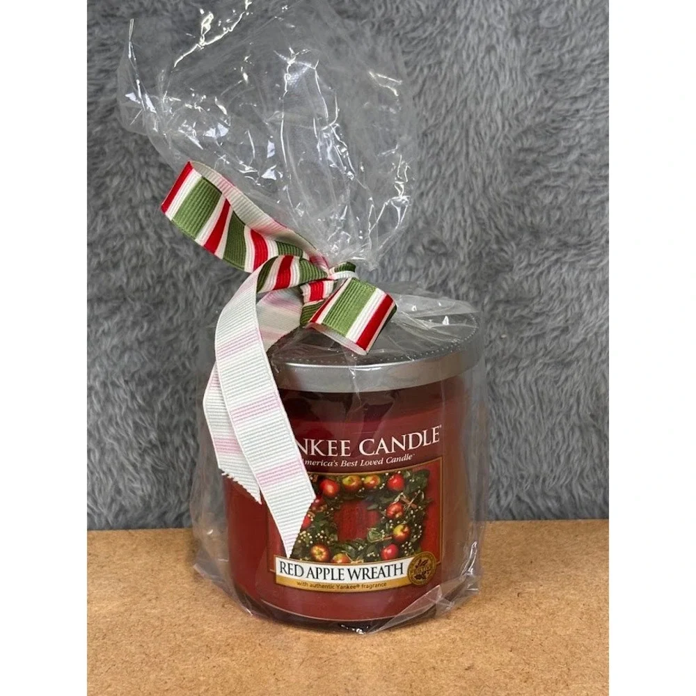 Yankee Candle Red Apple Wreath  Jar 7oz Holiday Scented Candle New